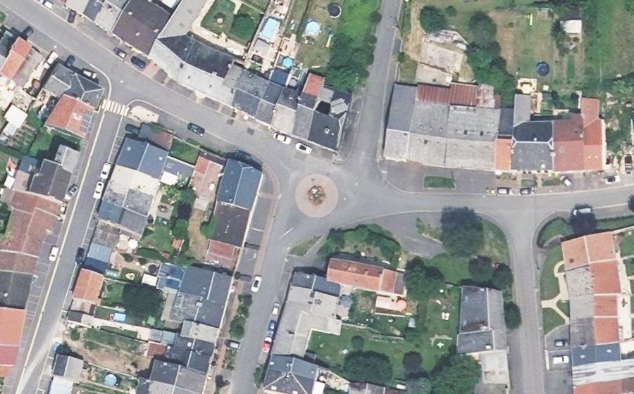 Vue aérienne du Rond-point anonyme n°284119959