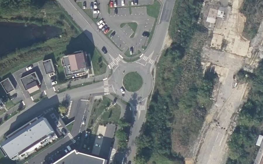 Vue aérienne du Rond-point anonyme n°284130687