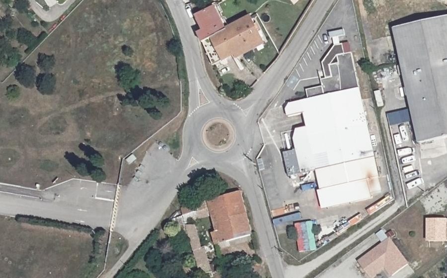 Vue aérienne du Rond-point anonyme n°28413249