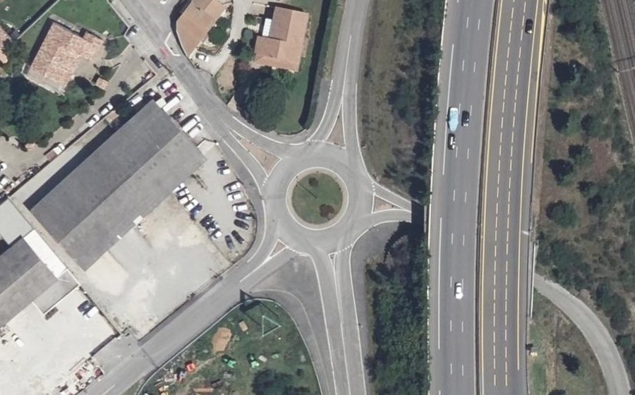 Vue aérienne du Rond-point anonyme n°28413358