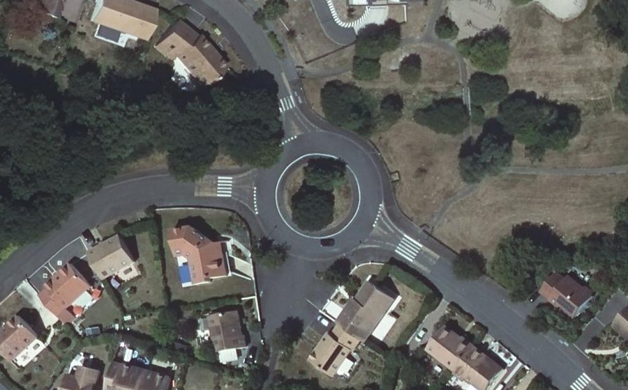 Vue aérienne du Rond-point anonyme n°28416324
