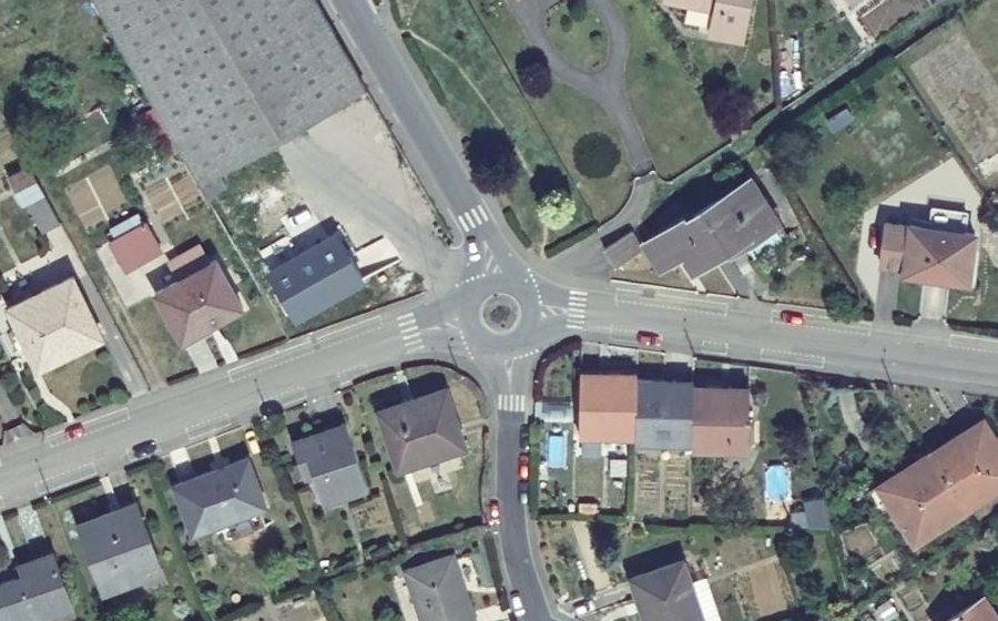Vue aérienne du Rond-point anonyme n°284172325