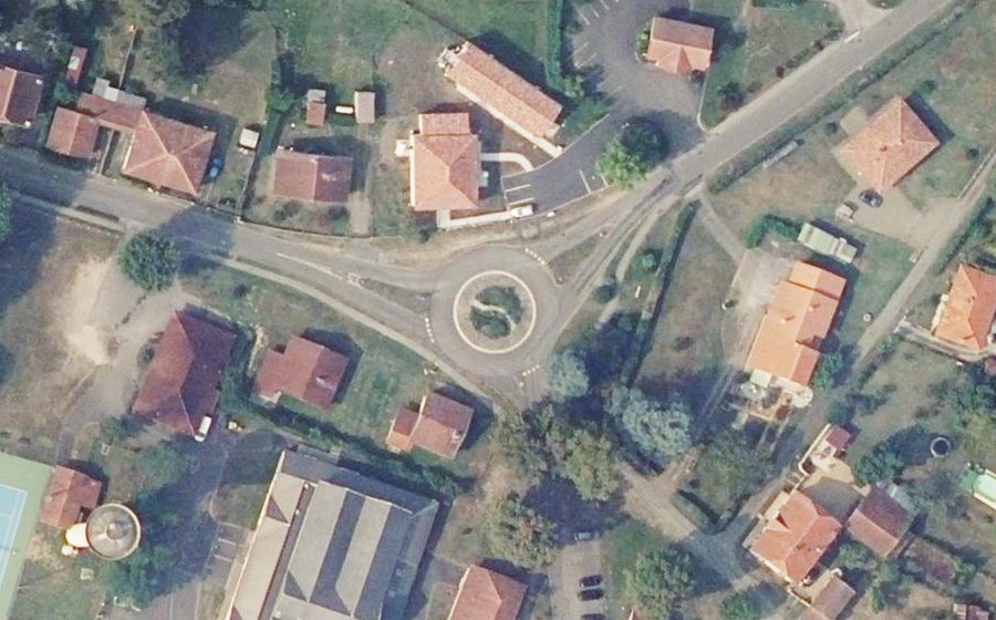 Vue aérienne du Rond-point anonyme n°284183256