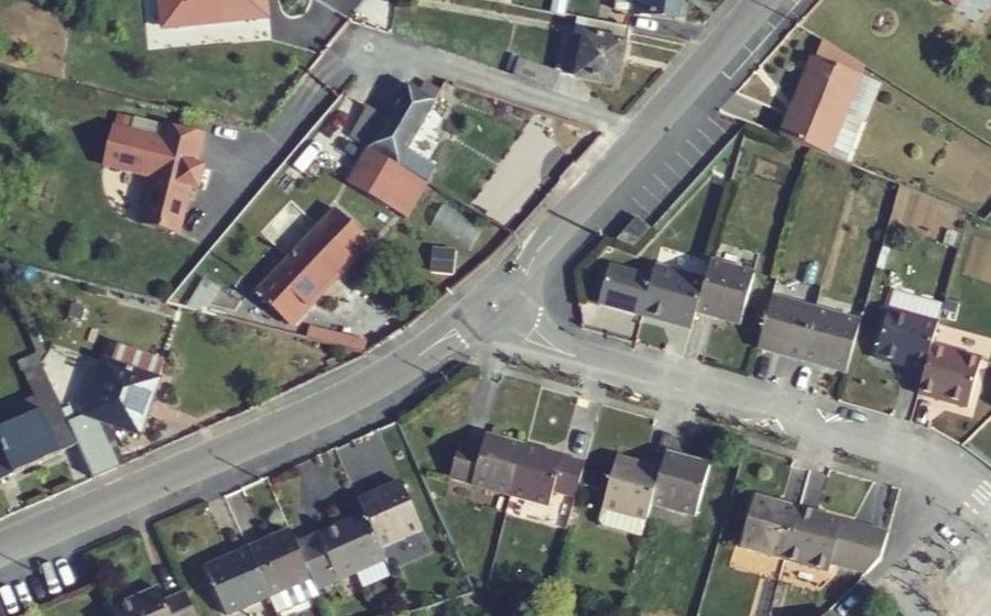 Vue aérienne du Rond-point anonyme n°284192116