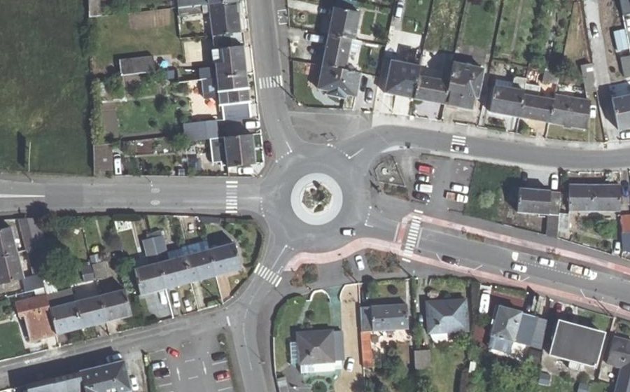 Vue aérienne du Rond-point anonyme n°284262216