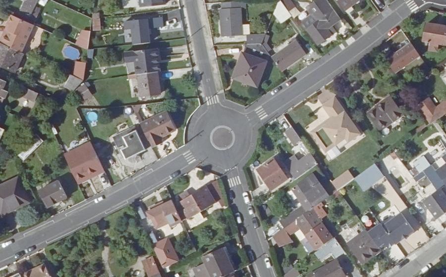 Vue aérienne du Rond-point anonyme n°284264272