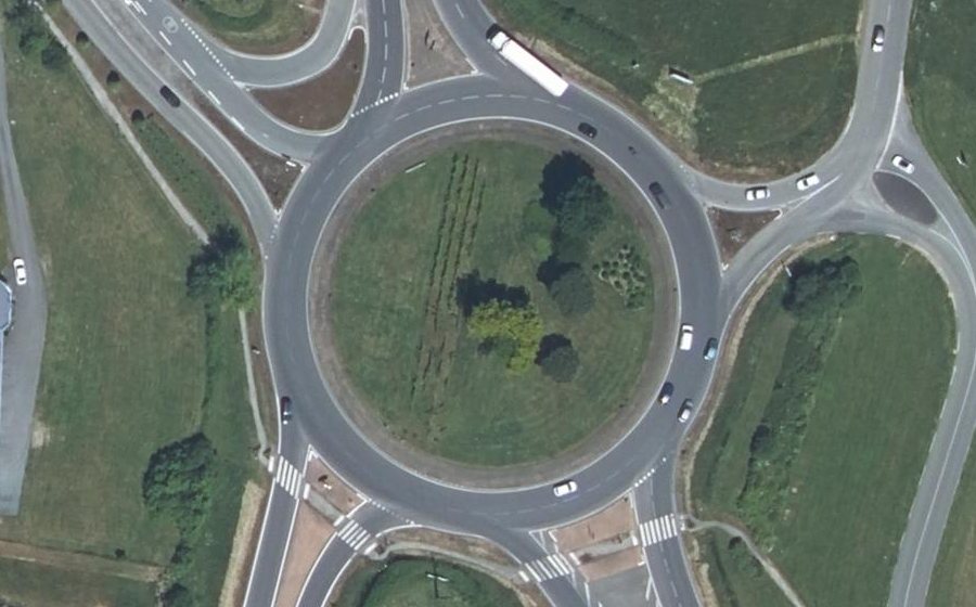Vue aérienne du Rond-point anonyme n°28427225
