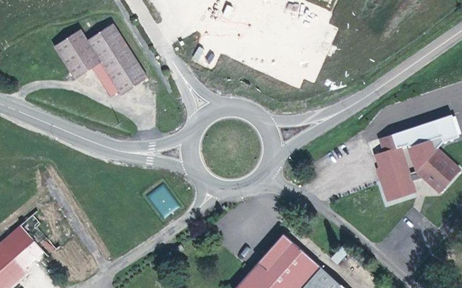 Vue aérienne du Rond-point anonyme n°284308158