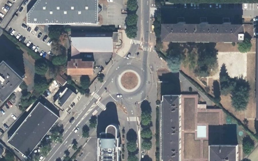 Vue aérienne du Rond-point anonyme n°284329973