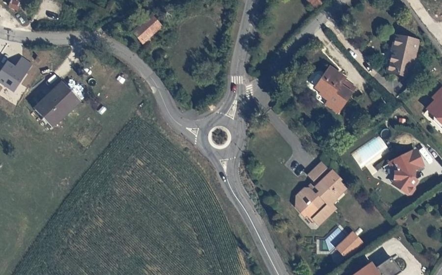 Vue aérienne du Rond-point anonyme n°284334428