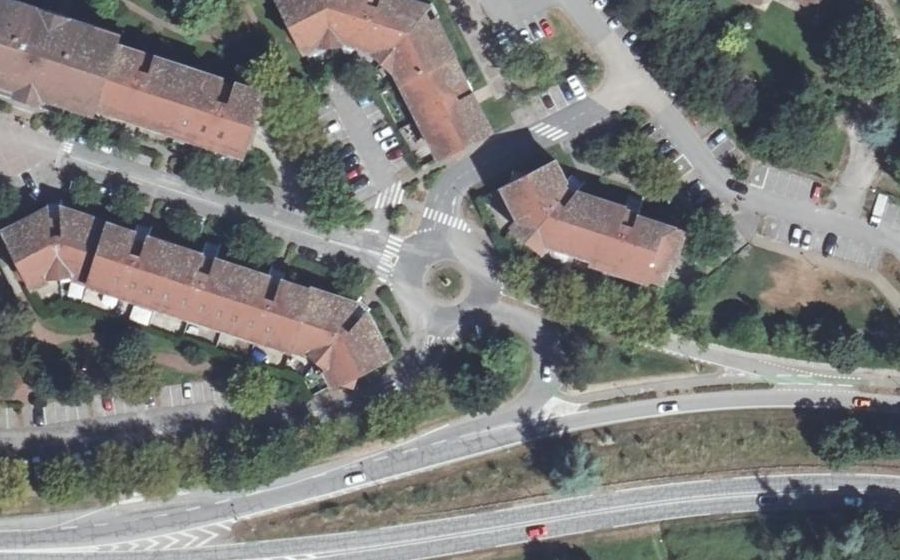 Vue aérienne du Rond-point anonyme n°28437400