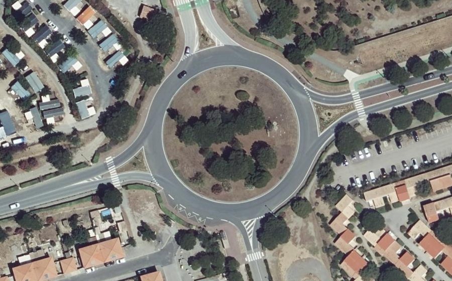 Vue aérienne du Rond-point anonyme n°28441145