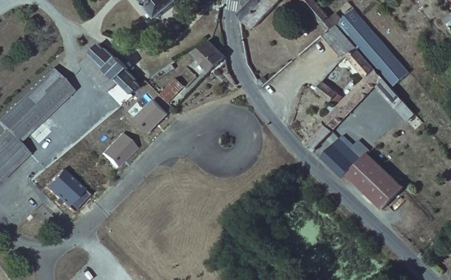 Vue aérienne du Rond-point anonyme n°284436956