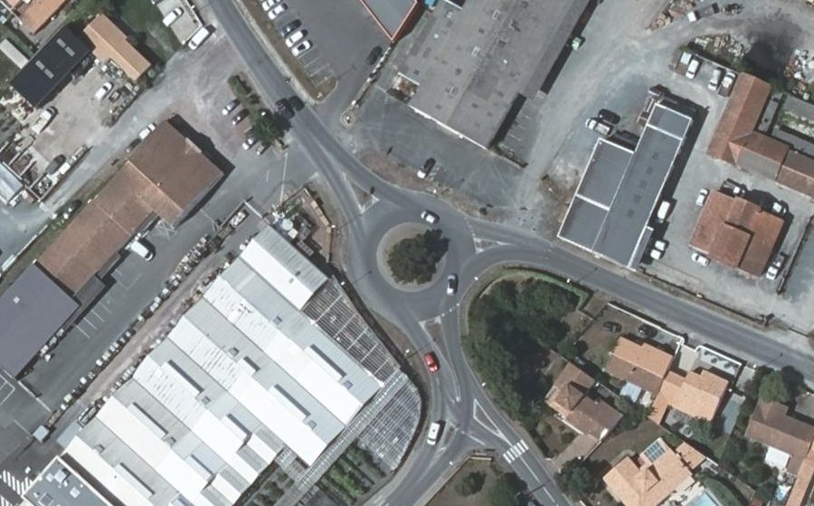 Vue aérienne du Rond-point anonyme n°28444459