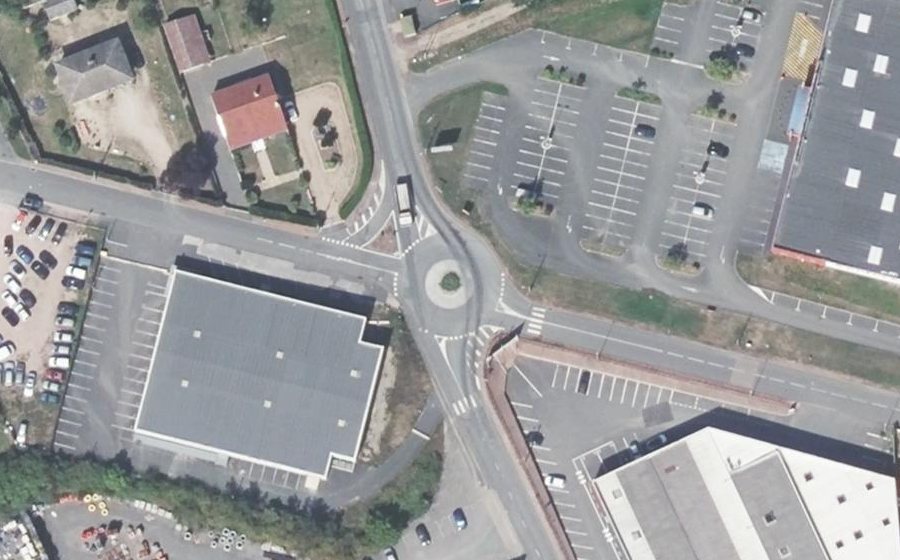 Vue aérienne du Rond-point anonyme n°284459080