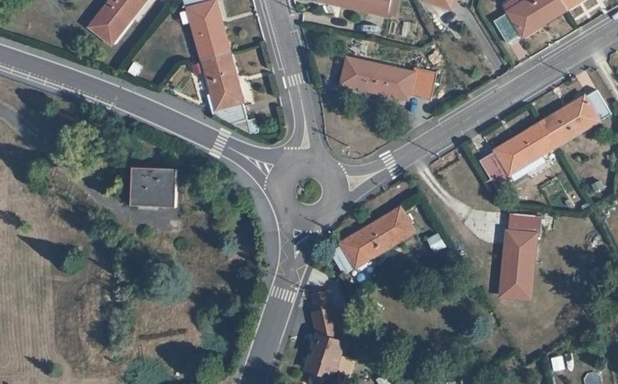 Vue aérienne du Rond-point anonyme n°284532559