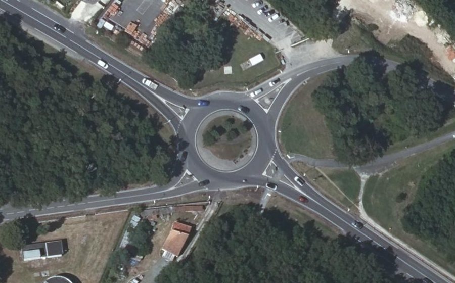 Vue aérienne du Rond-point anonyme n°28455388