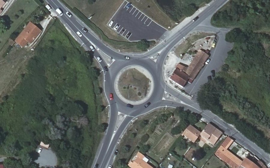 Vue aérienne du Rond-point anonyme n°28455563