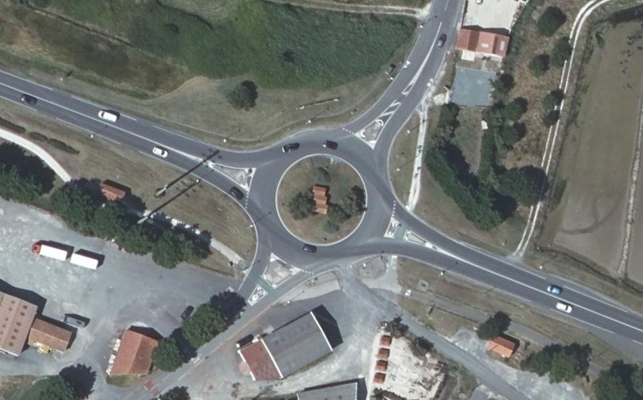 Vue aérienne du Rond-point anonyme n°28455748
