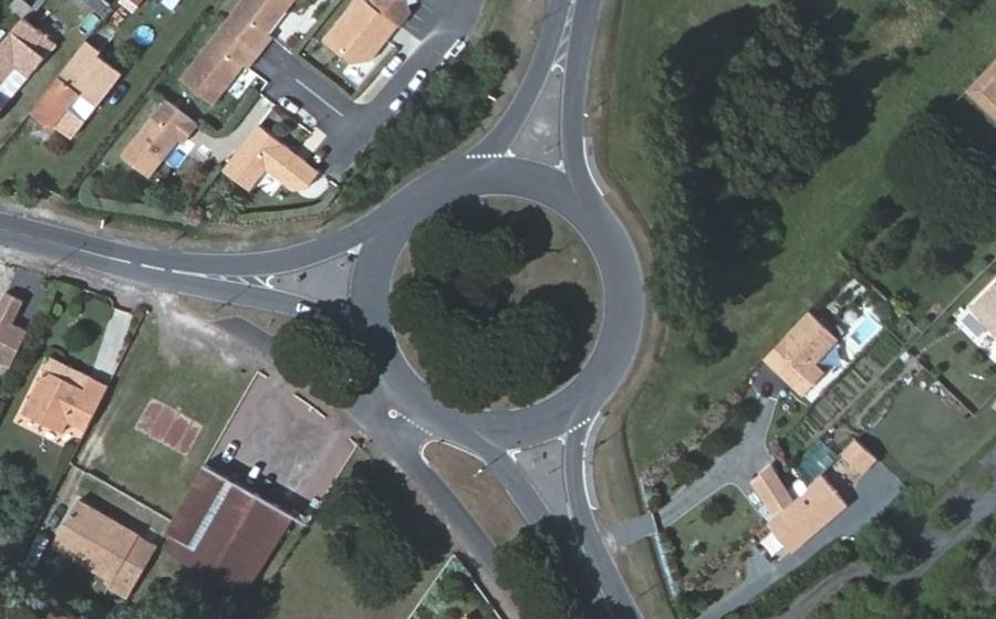 Vue aérienne du Rond-point anonyme n°28455764