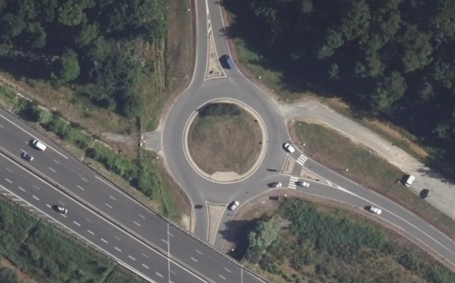 Vue aérienne du Rond-point anonyme n°28456554