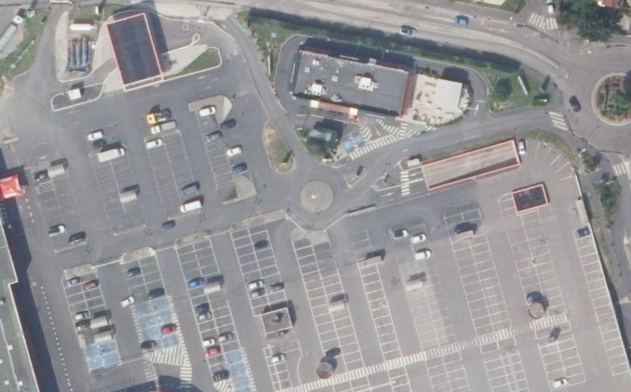 Vue aérienne du Rond-point anonyme n°28457677