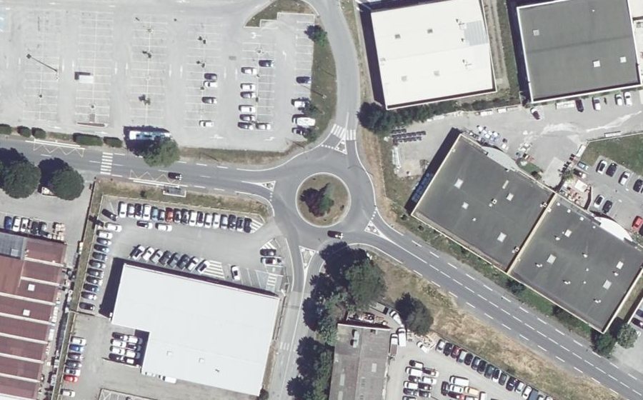 Vue aérienne du Rond-point anonyme n°28459796