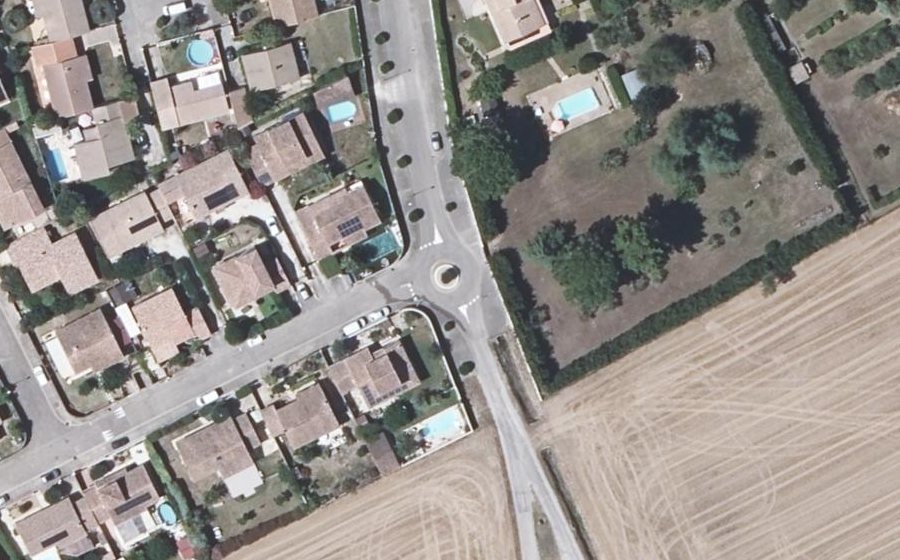 Vue aérienne du Rond-point anonyme n°284673658