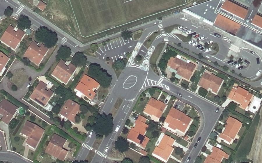 Vue aérienne du Rond-point anonyme n°28472960