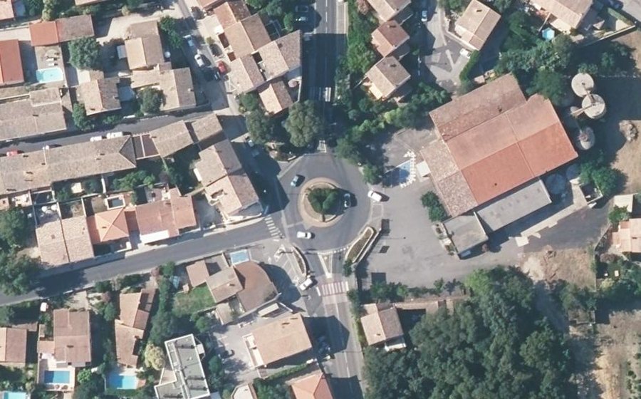 Vue aérienne du Rond-point anonyme n°28475295