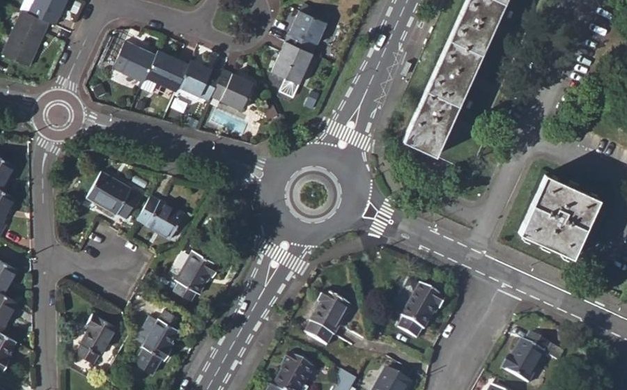 Vue aérienne du Rond-point anonyme n°28480321