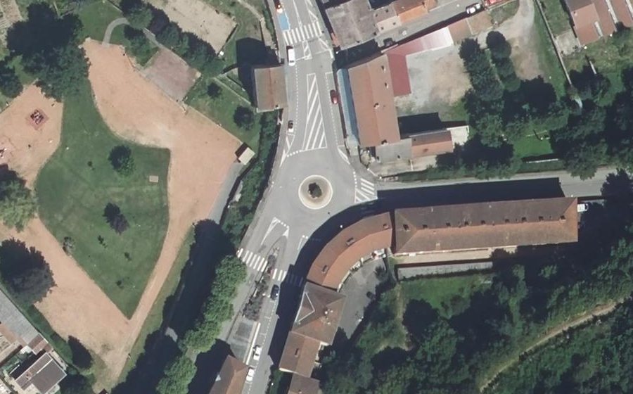 Vue aérienne du Rond-point anonyme n°28480551