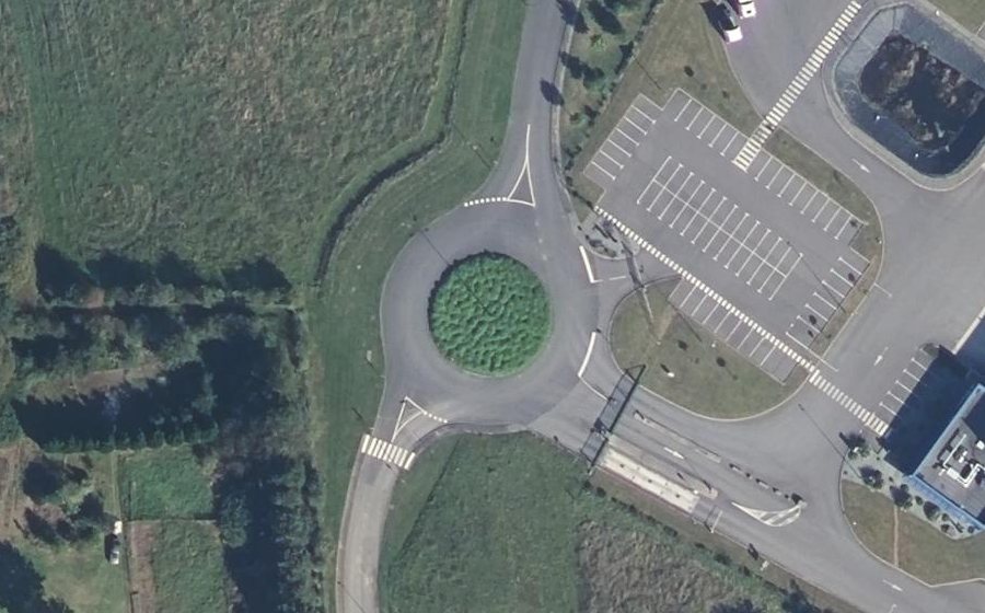Vue aérienne du Rond-point anonyme n°284904309