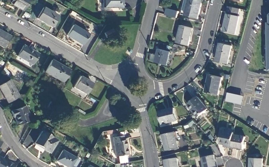 Vue aérienne du Rond-point anonyme n°28499756