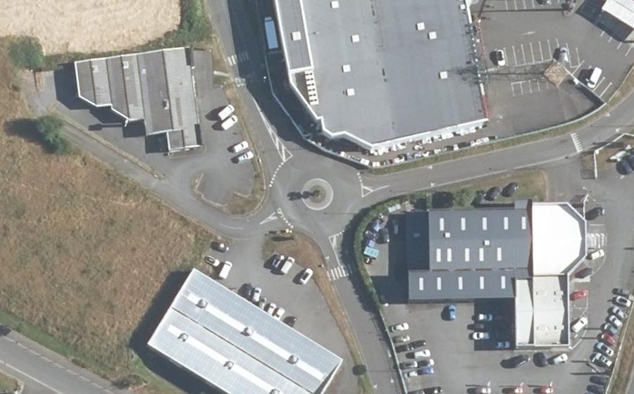 Vue aérienne du Rond-point anonyme n°285044677
