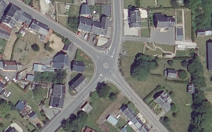 Vue aérienne du Rond-point anonyme n°285052995