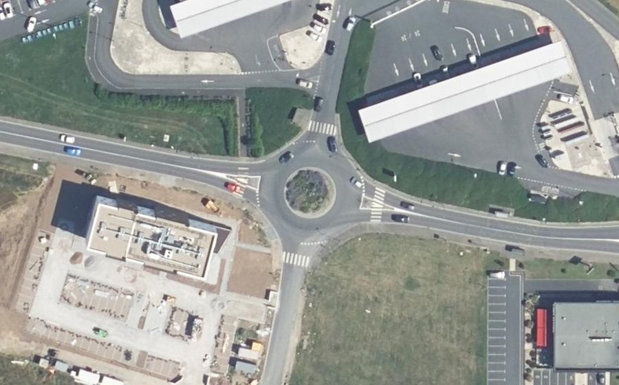 Vue aérienne du Rond-point anonyme n°285071451