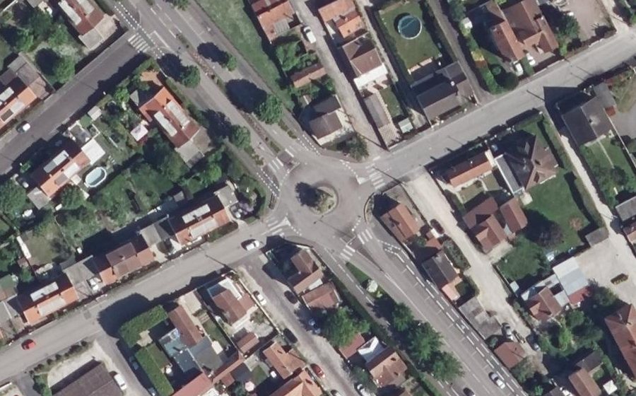 Vue aérienne du Rond-point anonyme n°28508221