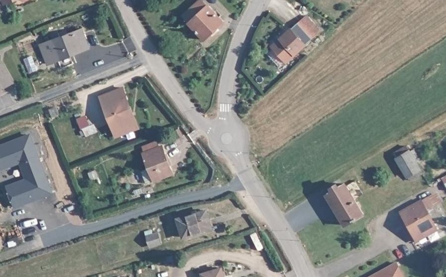 Vue aérienne du Rond-point anonyme n°285185589