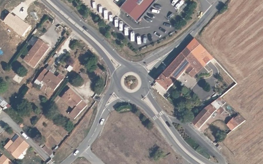 Vue aérienne du Rond-point anonyme n°285205241