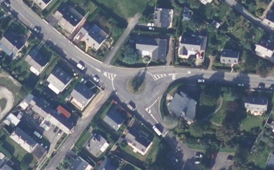 Vue aérienne du Rond-point anonyme n°285225823