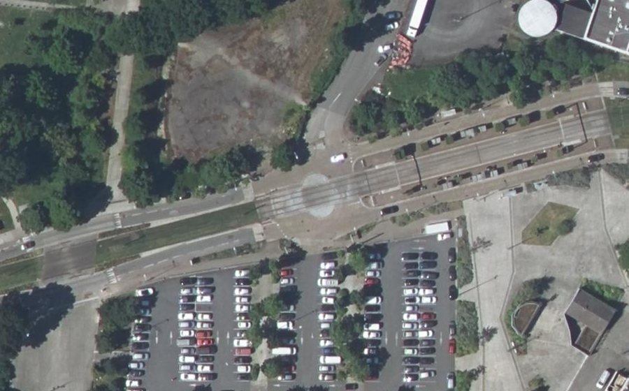 Vue aérienne du Rond-point anonyme n°28528644