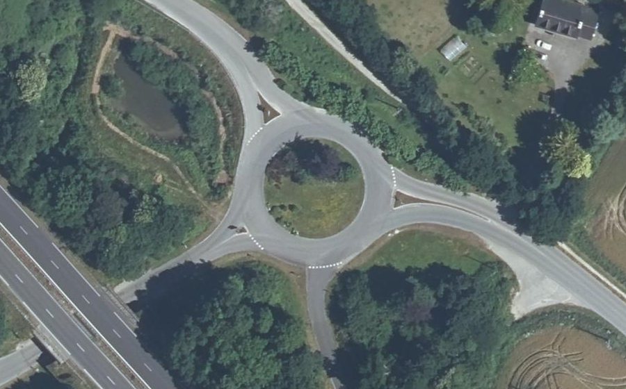 Vue aérienne du Rond-point anonyme n°28530203