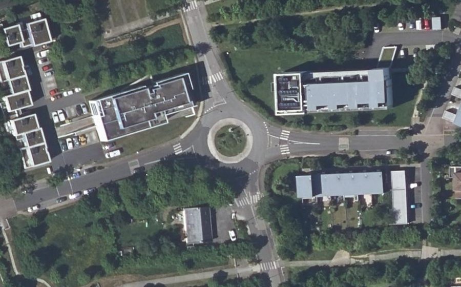 Vue aérienne du Rond-point anonyme n°28530361