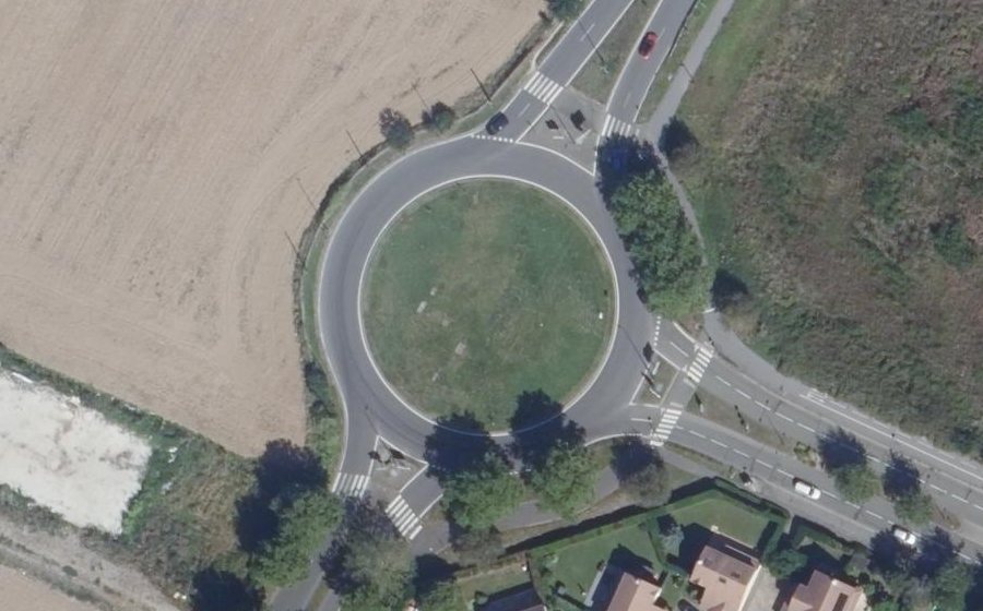 Vue aérienne du Rond-point anonyme n°28530365