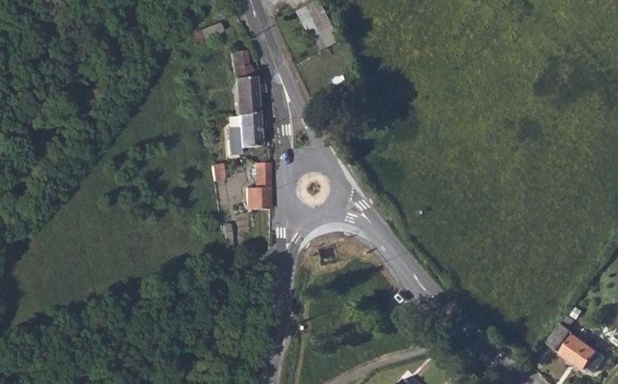 Vue aérienne du Rond-point anonyme n°28530376