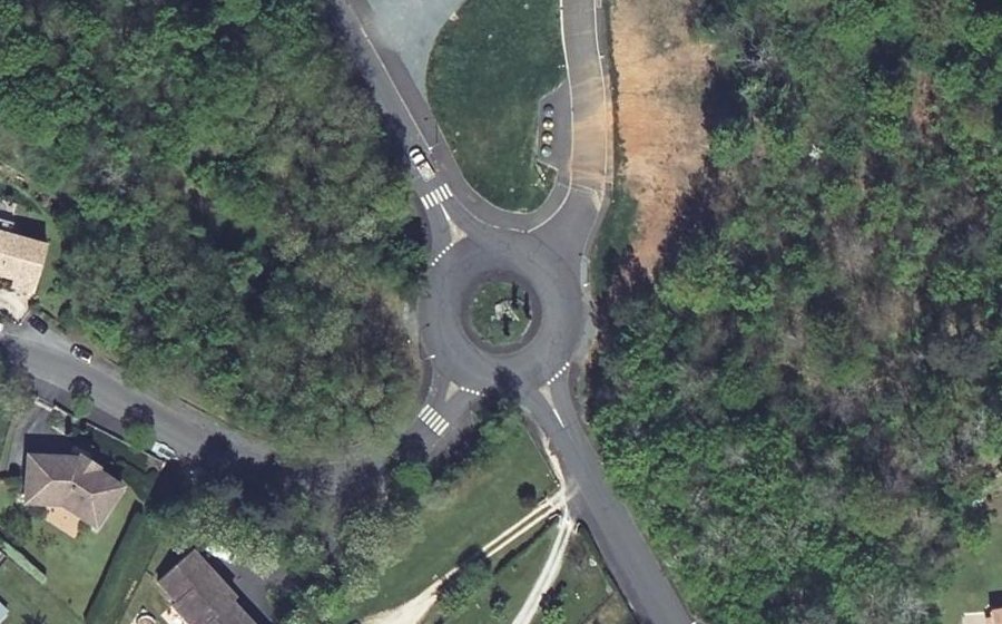 Vue aérienne du Rond-point anonyme n°28545746