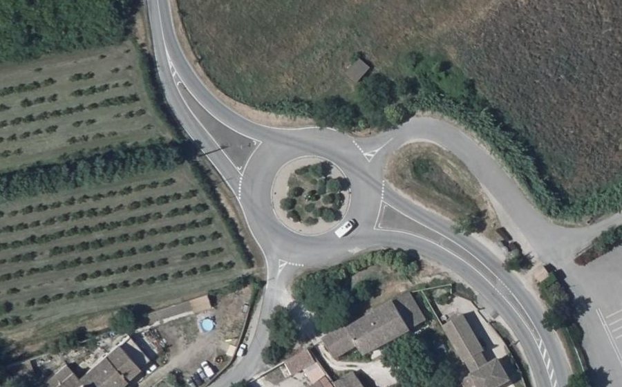Vue aérienne du Rond-point anonyme n°28550862