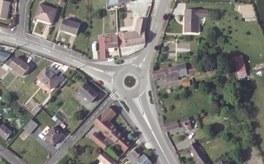 Vue aérienne du Rond-point anonyme n°28557904