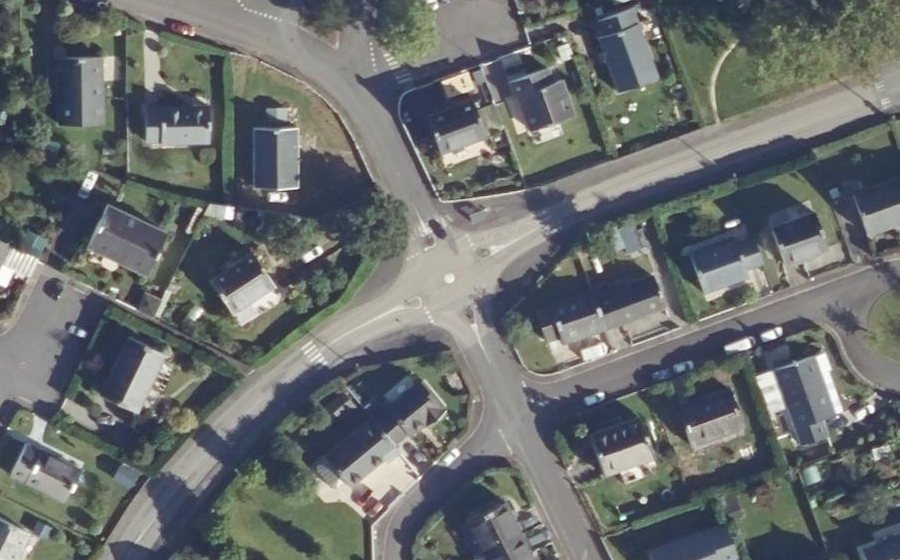 Vue aérienne du Rond-point anonyme n°285684579